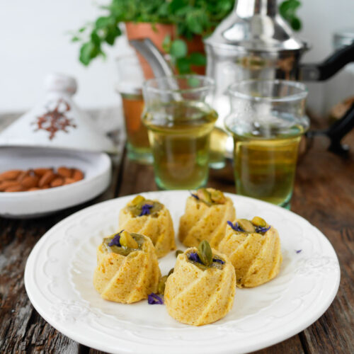Thé à la menthe et gâteaux marocains aux pistaches