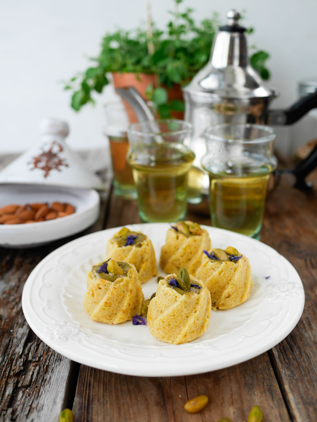 Thé à la menthe et gâteaux marocains aux pistaches