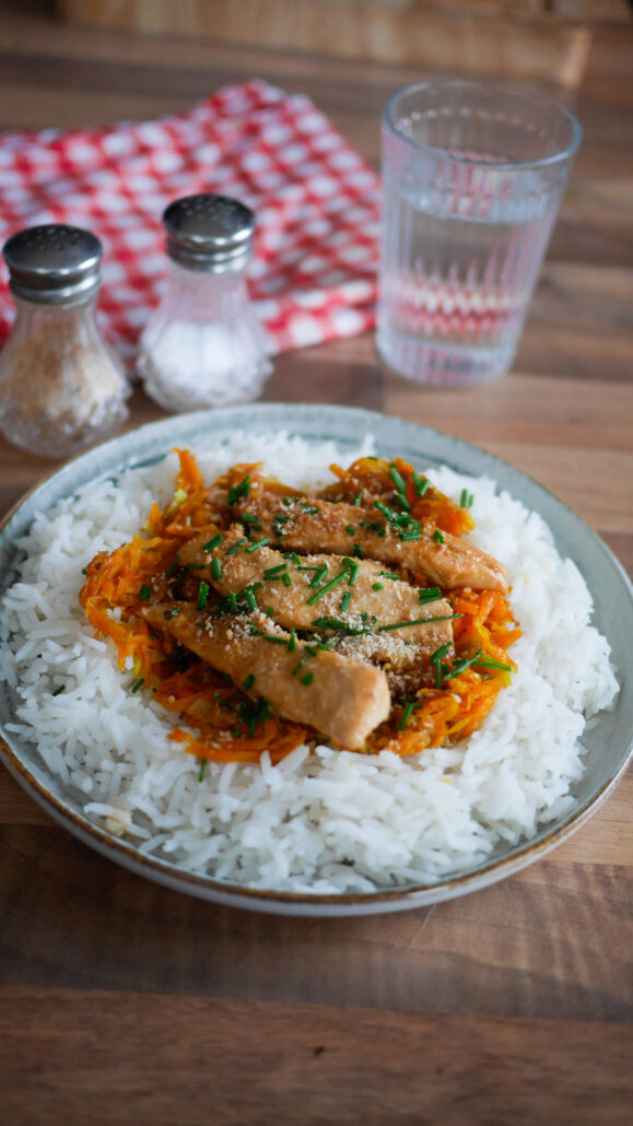 Poulet façon teriyaki aux légumes sautés servi dans une assiette avec du riz basmati