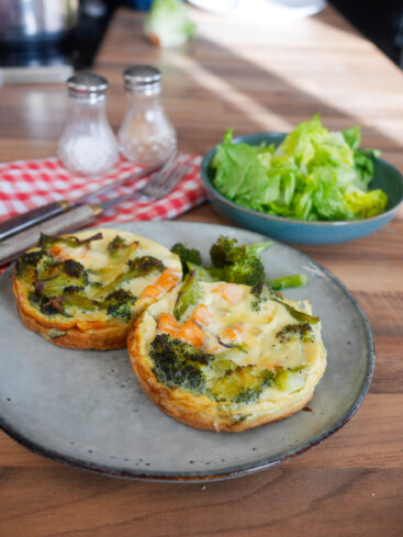 Mini-quiches saumon brocoli et salade verte.