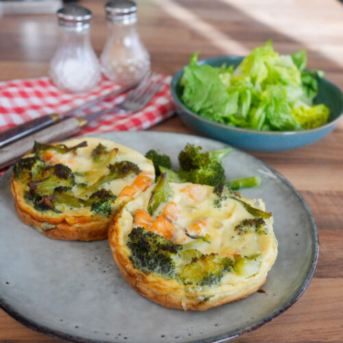 Mini-quiches saumon brocoli et salade verte.