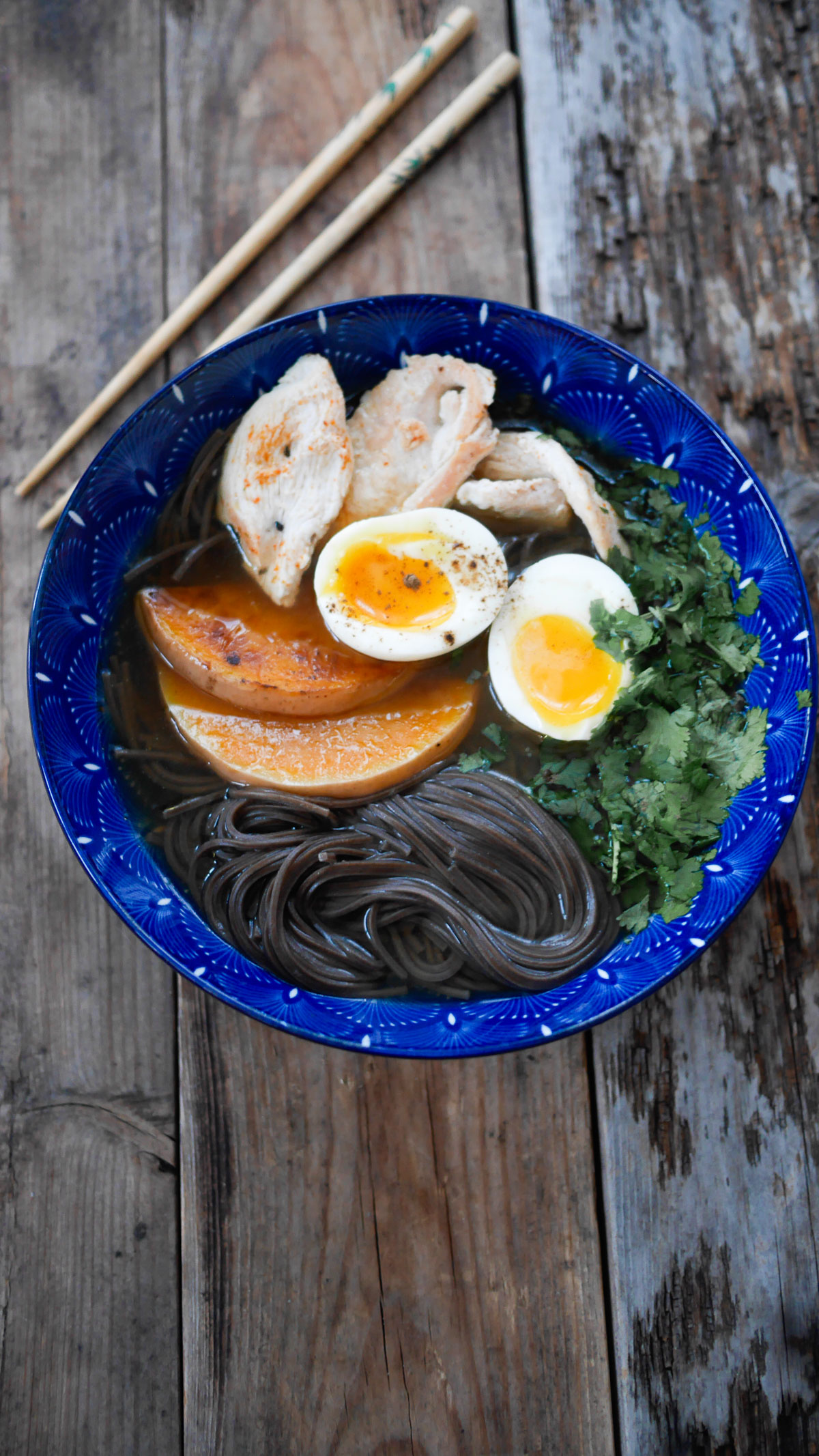 Bol de ramen avec poulet, œuf et légumes.