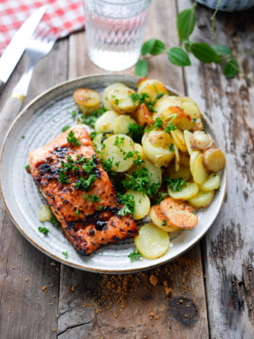 Saumon grillé et pommes de terre sur table rustique