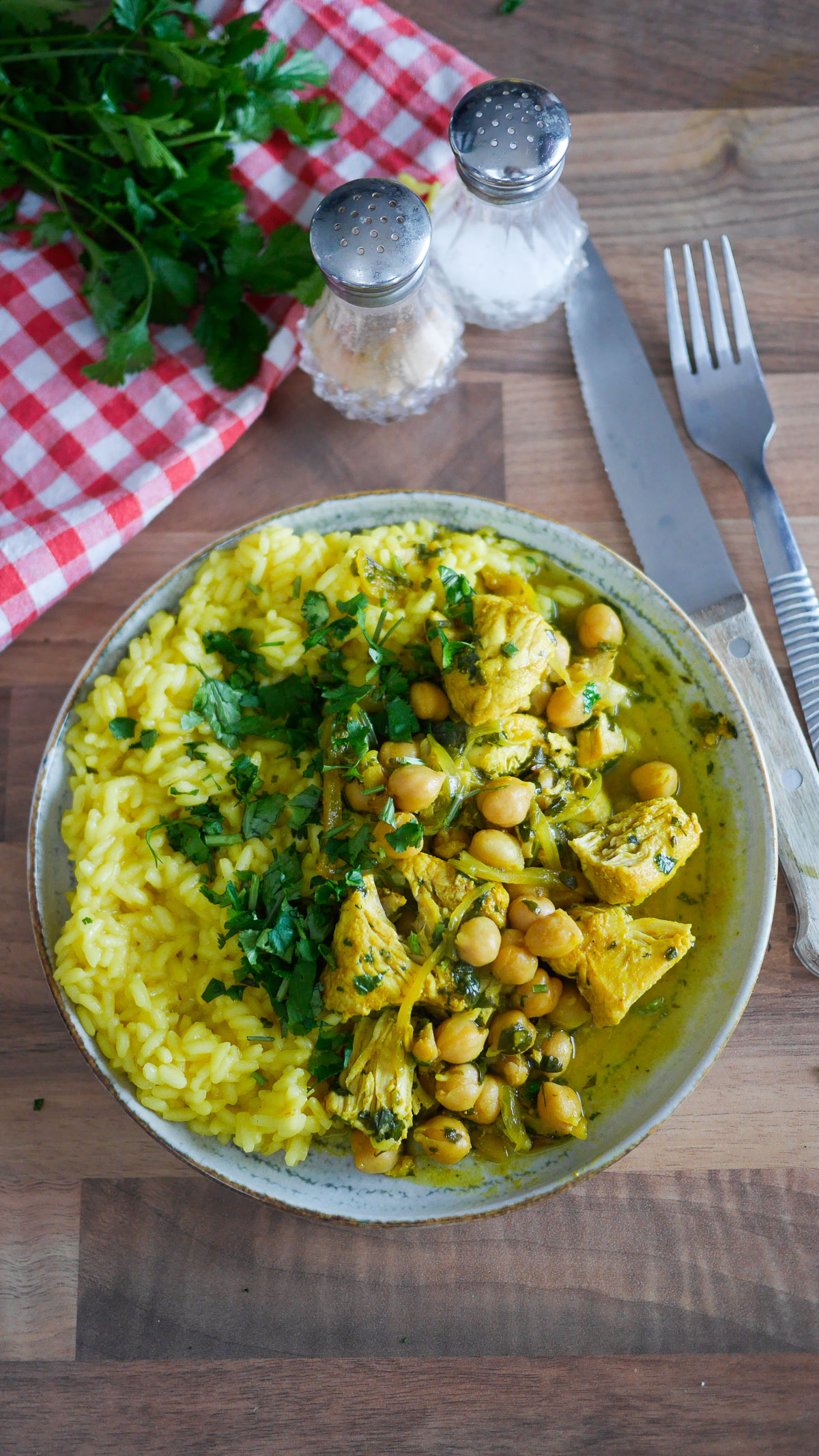 Plat de poulet, pois chiches et riz jaune.