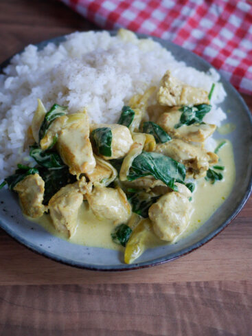 Poulet au curry et riz sur assiette.