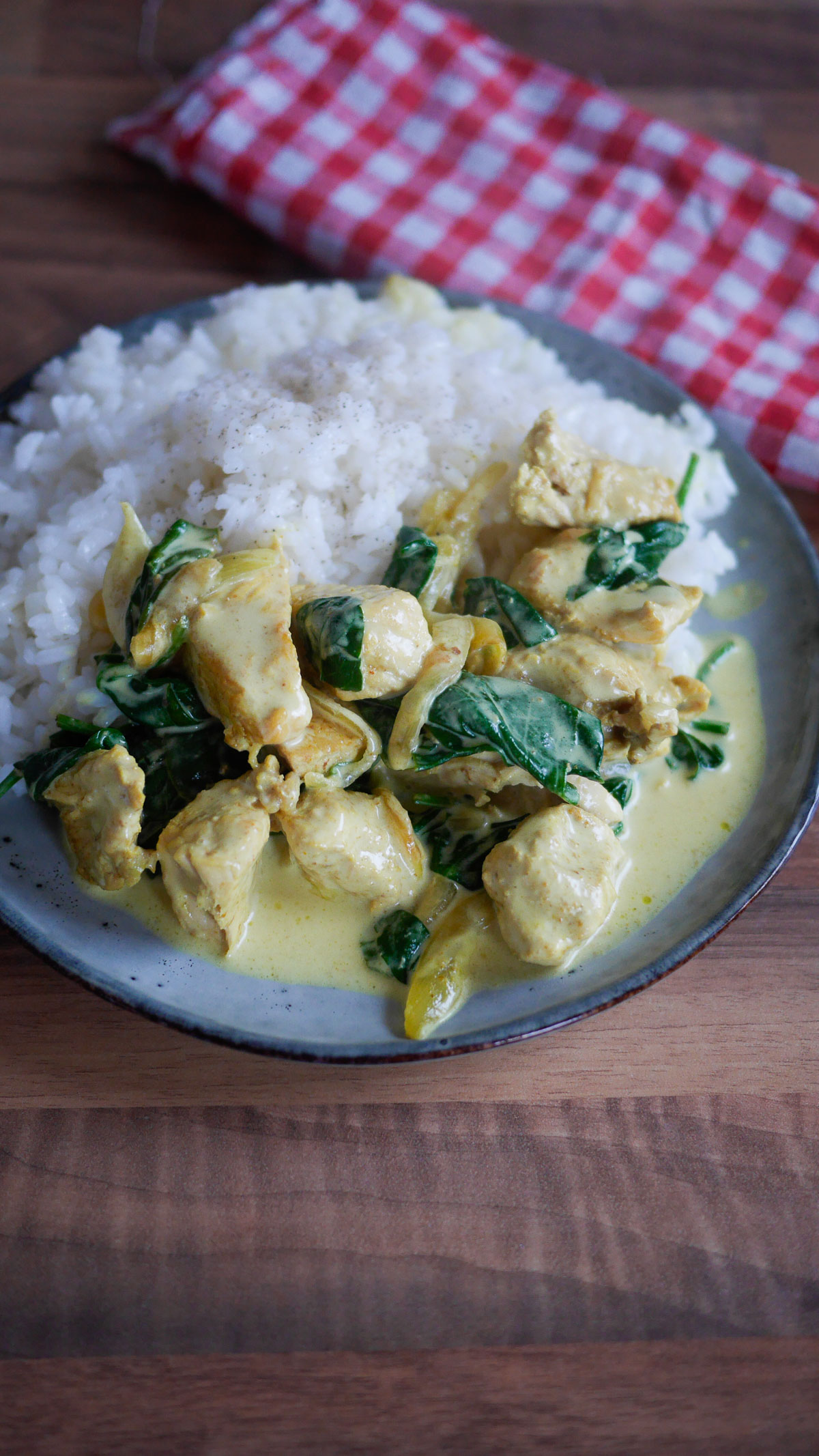 Poulet au curry et riz sur assiette.