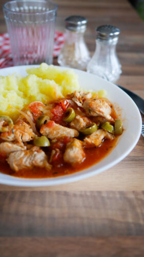 Sauté de dinde à la Provençale servi avec de la purée de pommes de terre