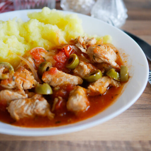 Sauté de dinde à la Provençale servi avec de la purée de pommes de terre