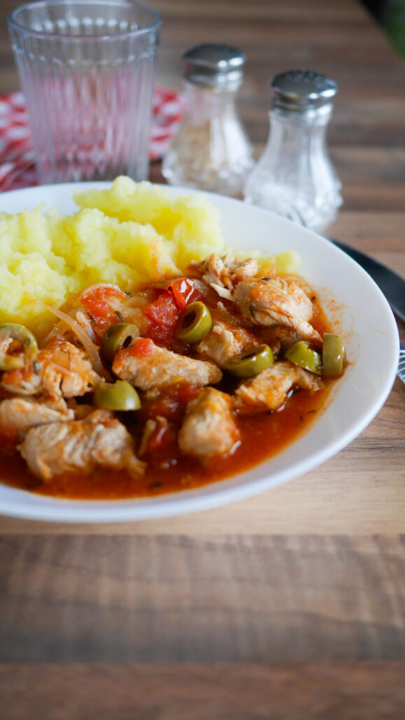 Sauté de dinde à la Provençale servi avec de la purée de pommes de terre