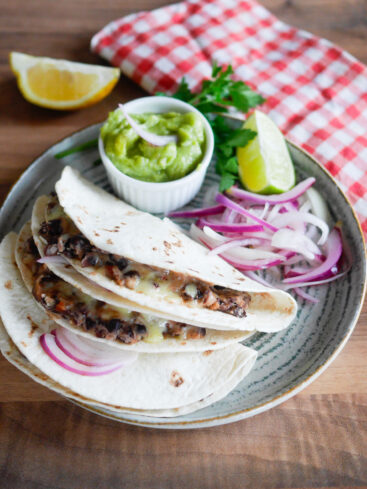 Tacos aux haricots noirs avec guacamole et citron.