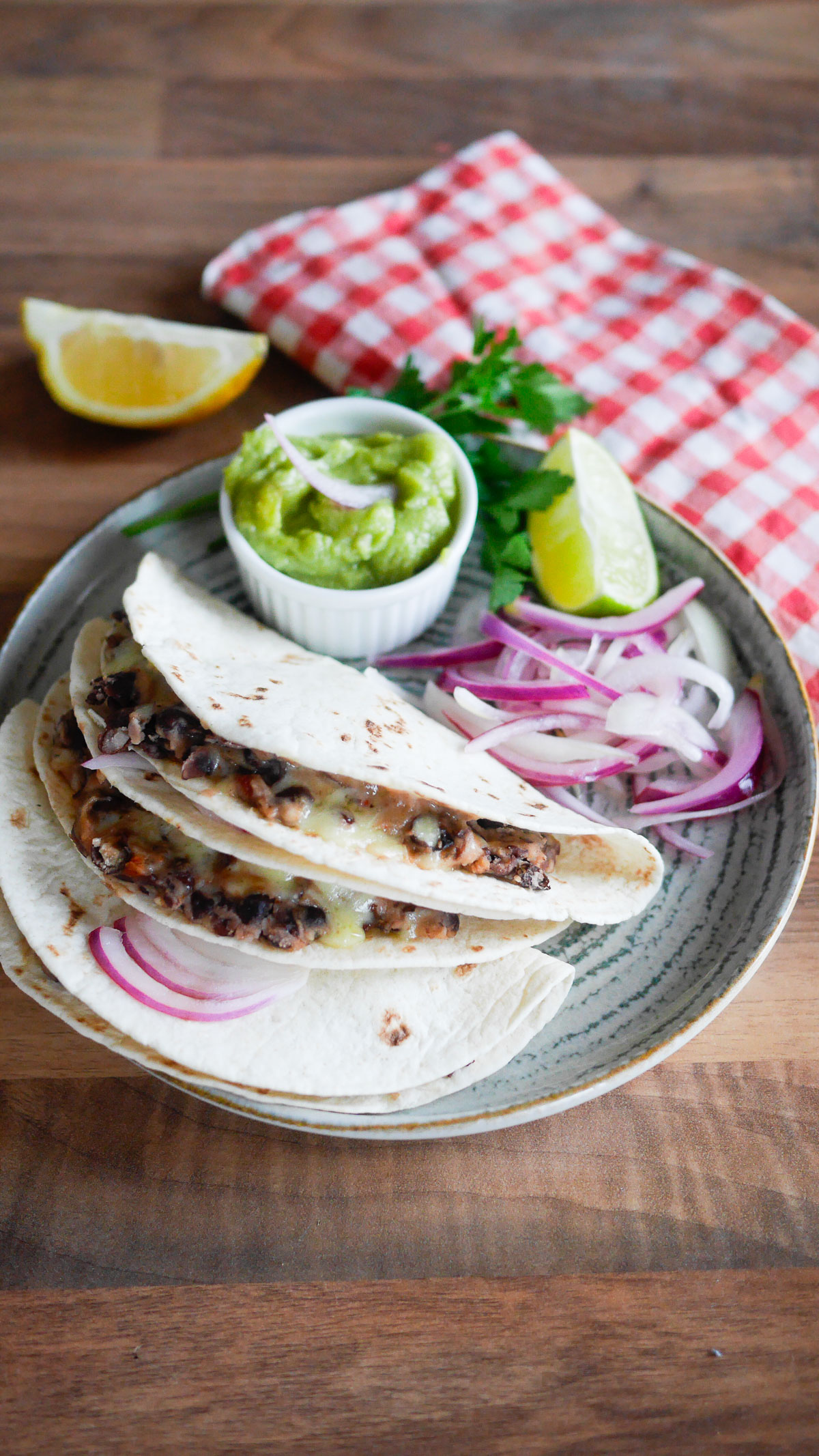 Tacos aux haricots noirs avec guacamole et citron.