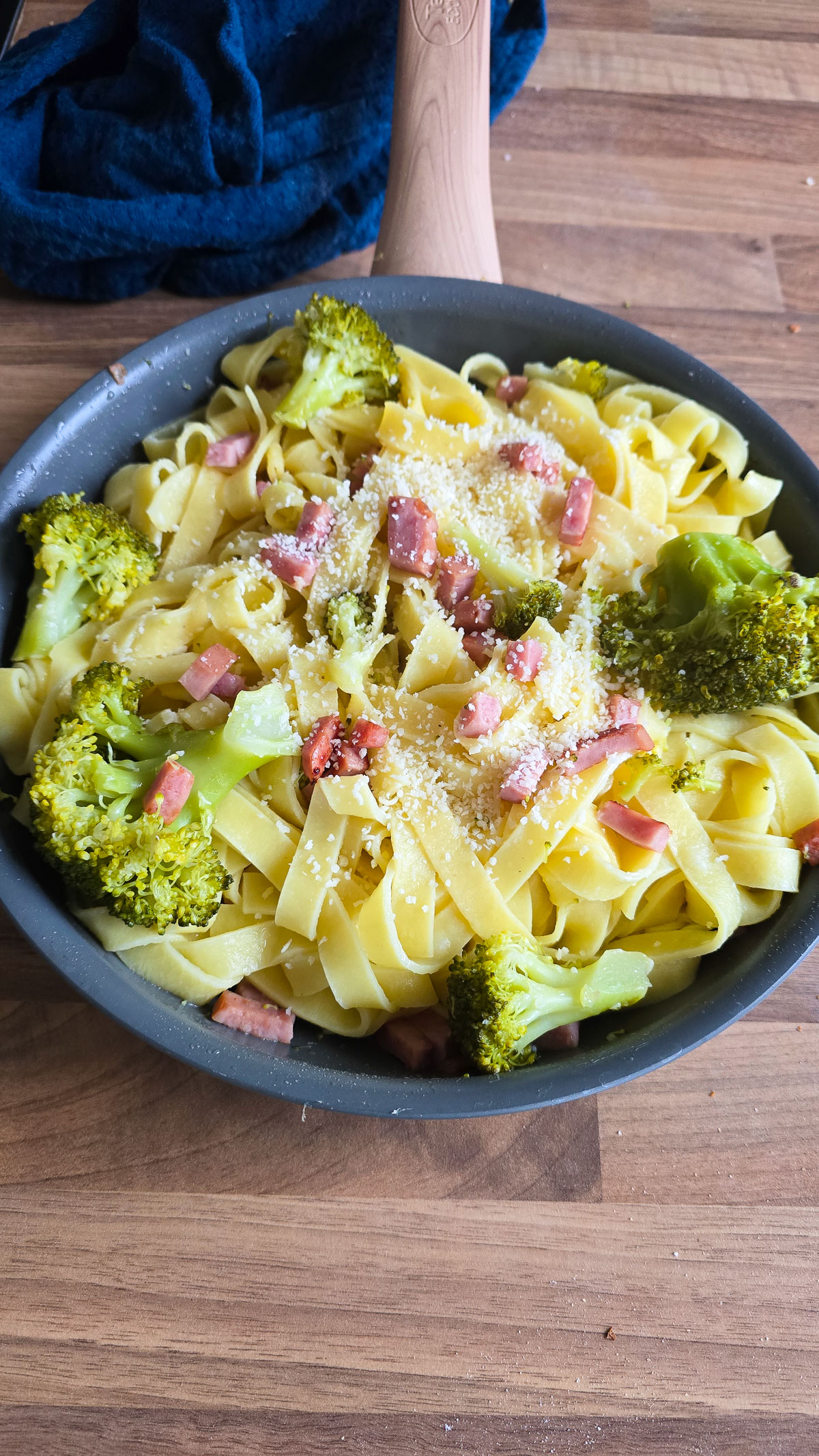 Pâtes fraîches au brocoli, lardons et parmesan.