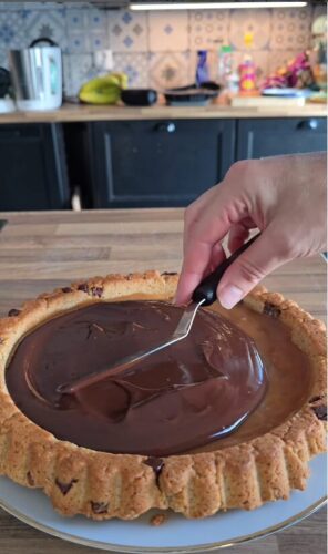 Préparation tarte chocolat et caramel, vue rapprochée.