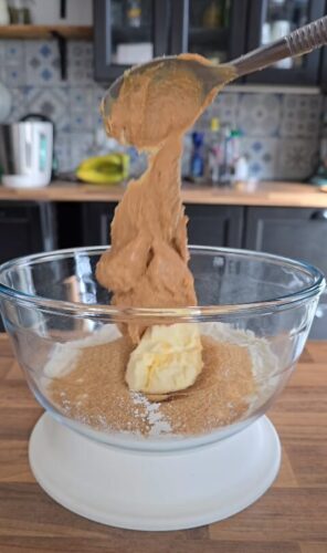 Préparation d'une pâte à gâteau dans un saladier.