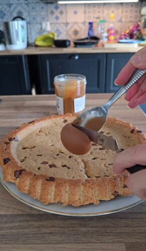 Préparation d'une tarte cookie au caramel et chocolat
