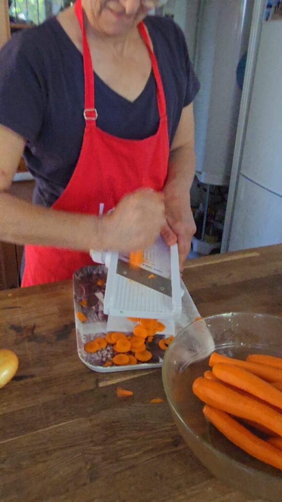 carottes coupées finement pour préparer une daube au vin rouge