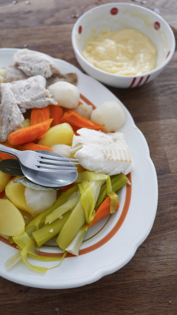 plat d'aïoli provençal avec pommes de terre, poireaux, navets, poisson et bol de mayonnaise à l'ail