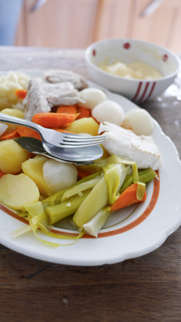 plat d'aïoli provençal avec pommes de terre, poireaux, morue et bol de mayonnaise à l'ail