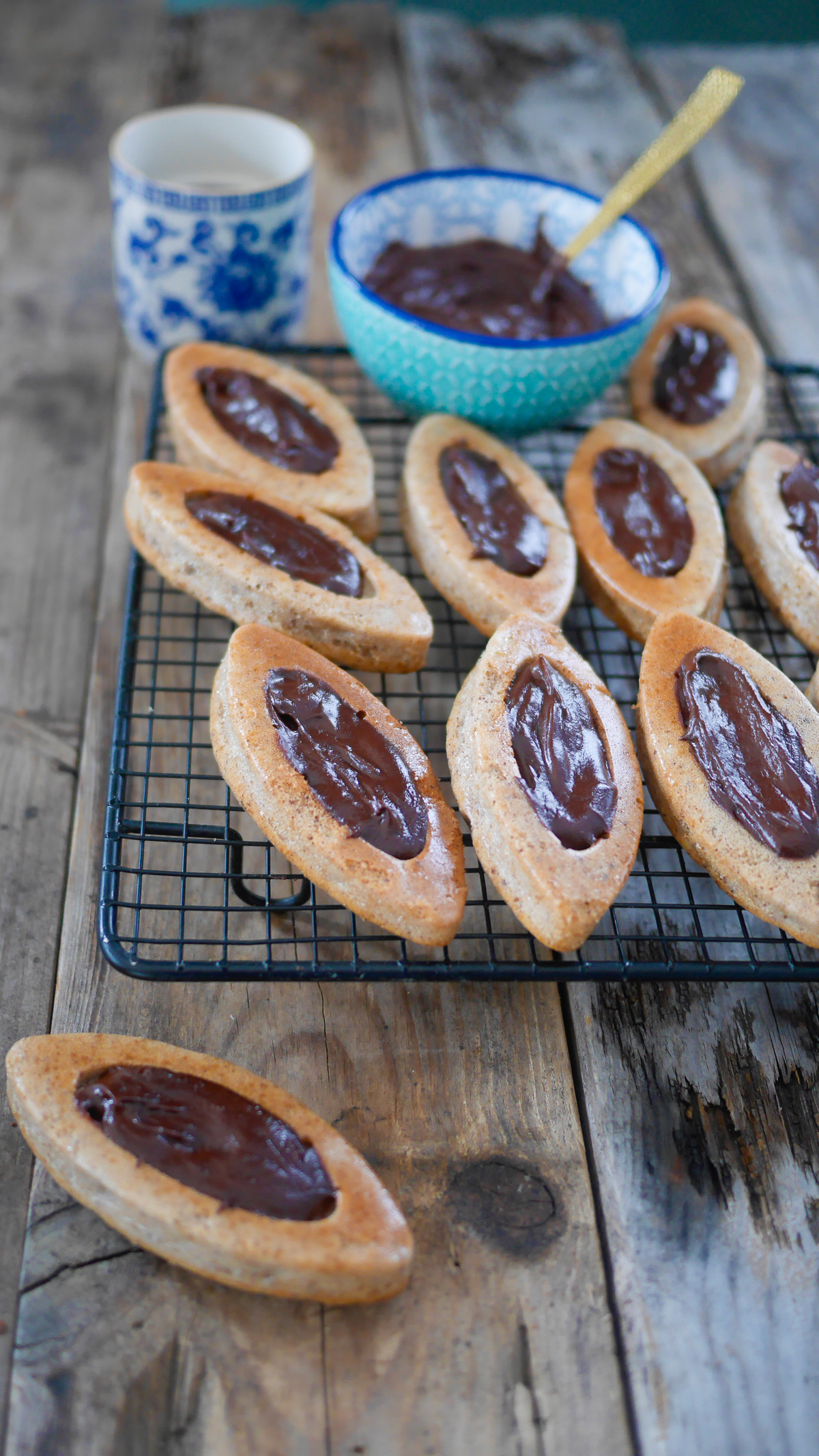 Financiers au chocolat sur grille, table en bois.