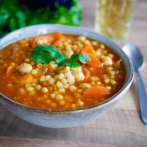 Soupe marocaine avec couscous perlé, carottes et coriandre.
