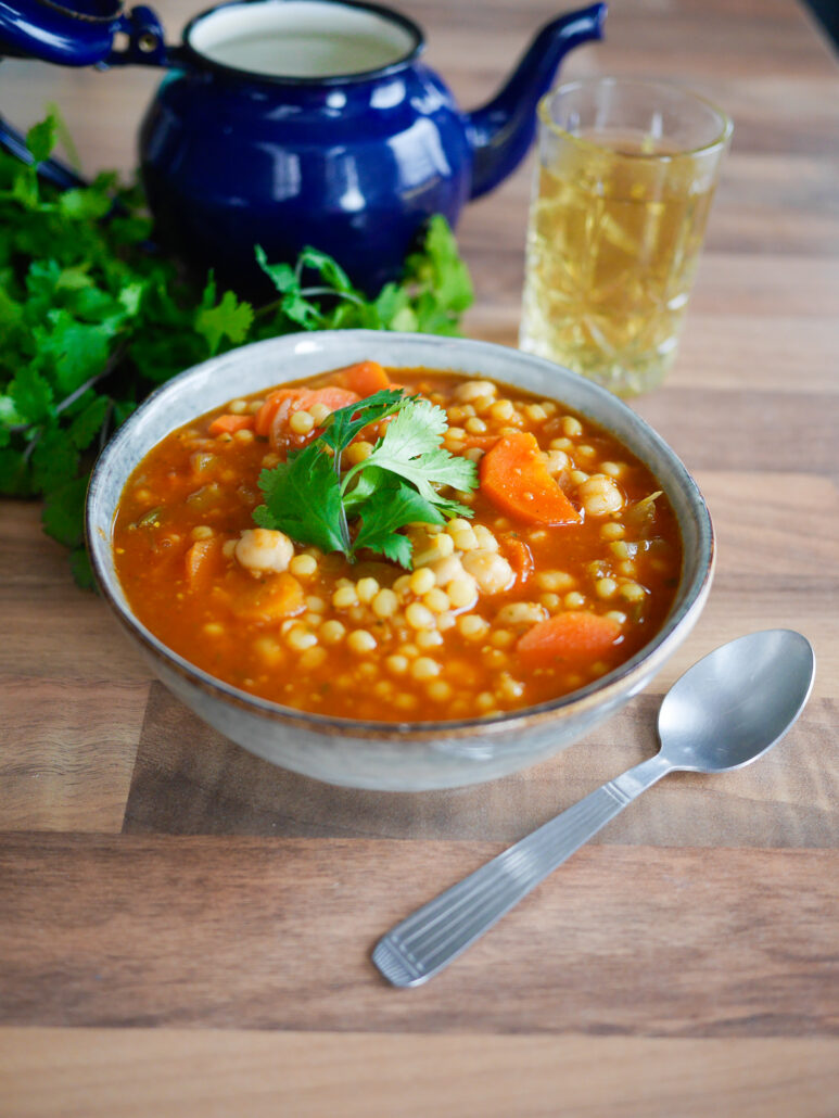 Assiette de soupe berkoukes servie avec un thé à la menthe
