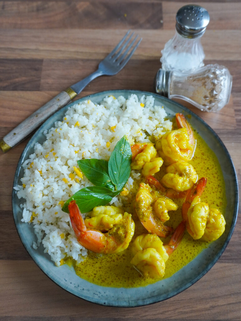 Assiette de curry aux crevettes et riz