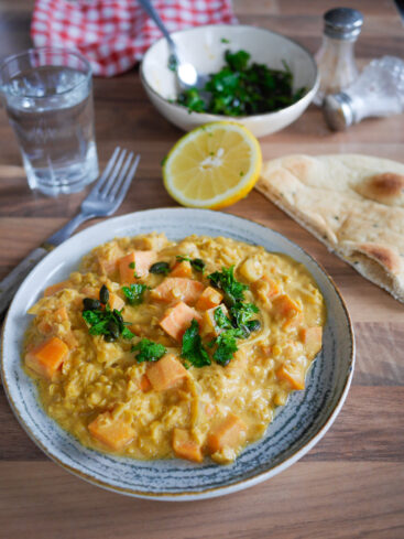 Curry de patate douce et lentilles avec pain naan