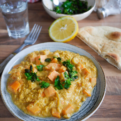 Curry de patate douce et lentilles avec pain naan