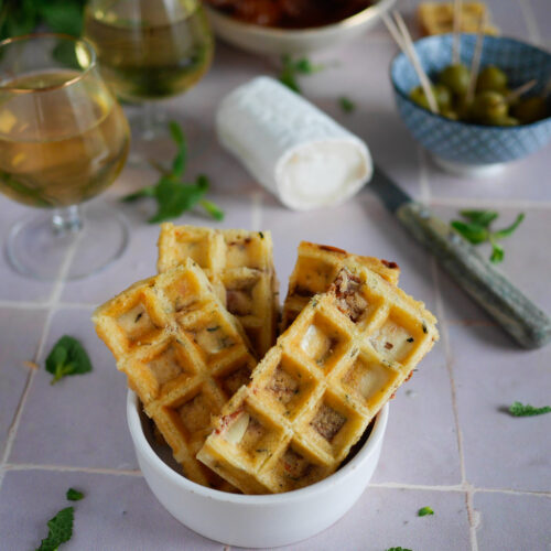 Gaufres salées, fromage de chèvre, vin blanc et olives.
