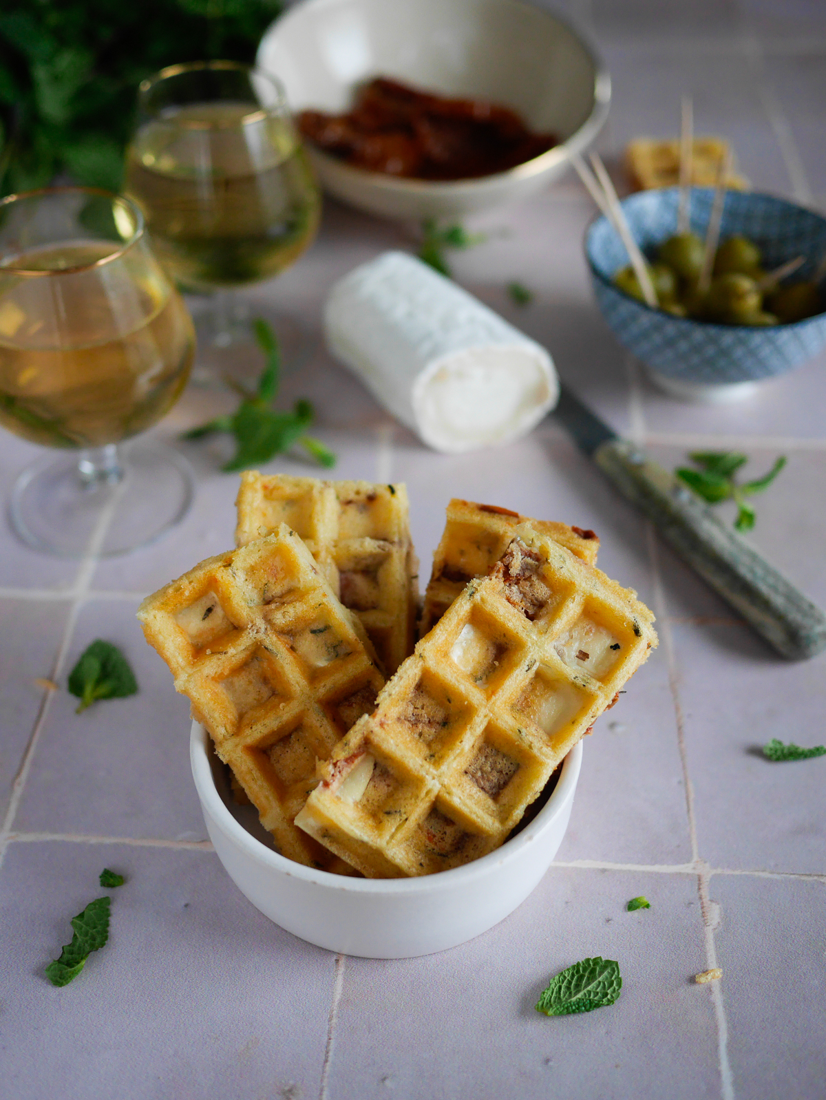 Gaufres salées, fromage de chèvre, vin blanc et olives.