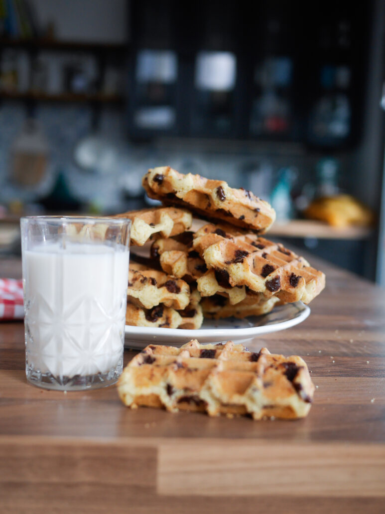 Gaufres cookies aux pépites de chocolat servie avec un verre de lait