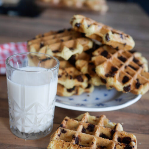 Gaufres aux pépites de chocolat et verre de lait.