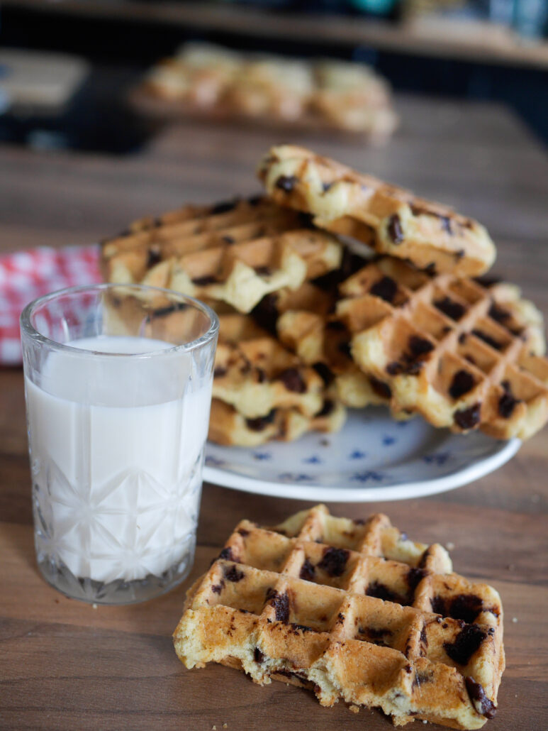 Gaufres cookies aux pépites de chocolat sur une table de goûter avec une verre de lait