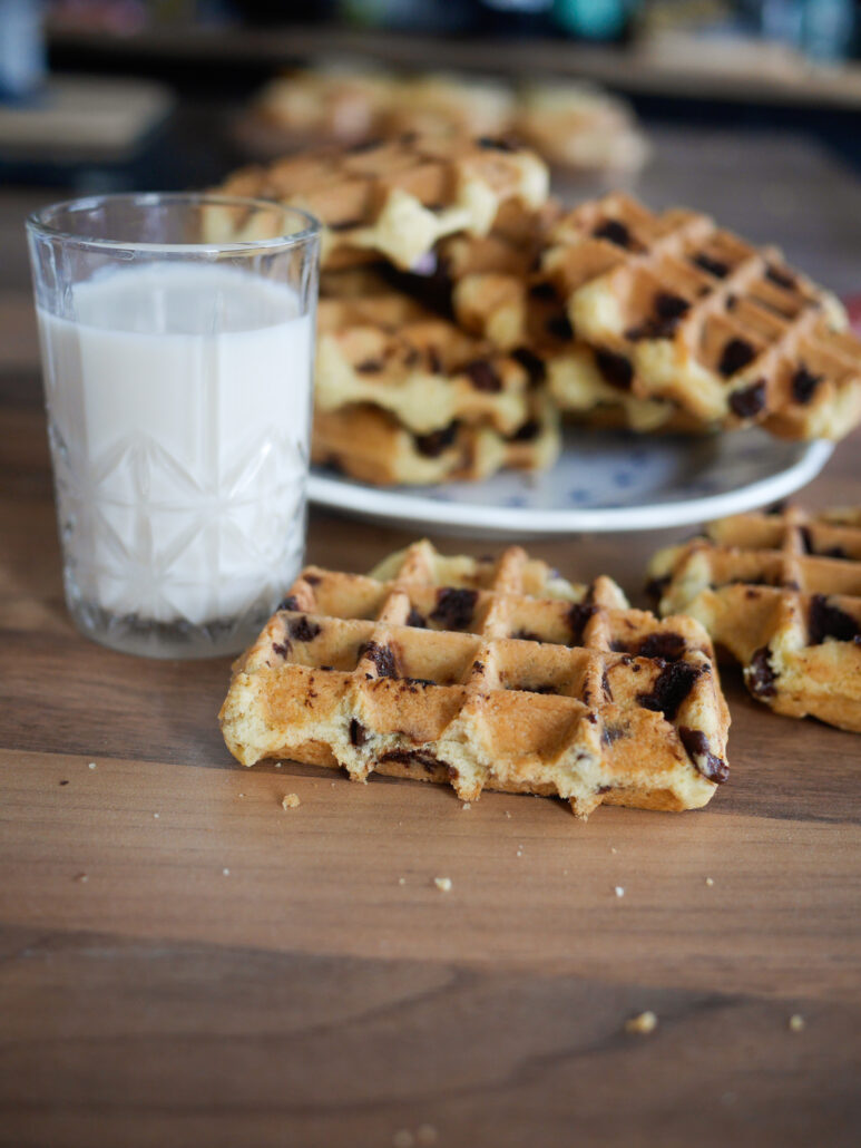 Assiette remplie de gaufres cookies et verre de lait