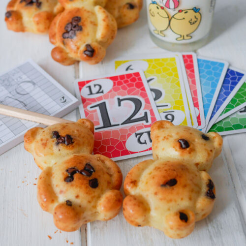 Gâteaux ours, lait, jeu de cartes et dessin