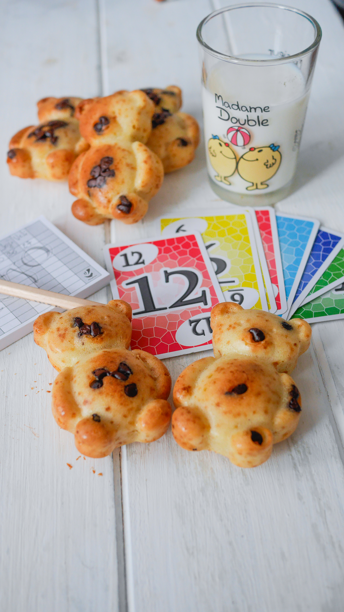 Gâteaux ours, lait, jeu de cartes et dessin