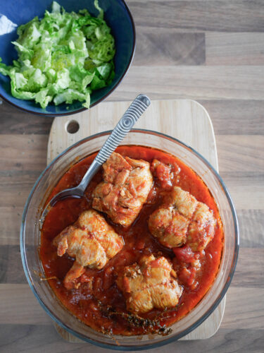 Blanquette de poulet à la tomate, salade verte