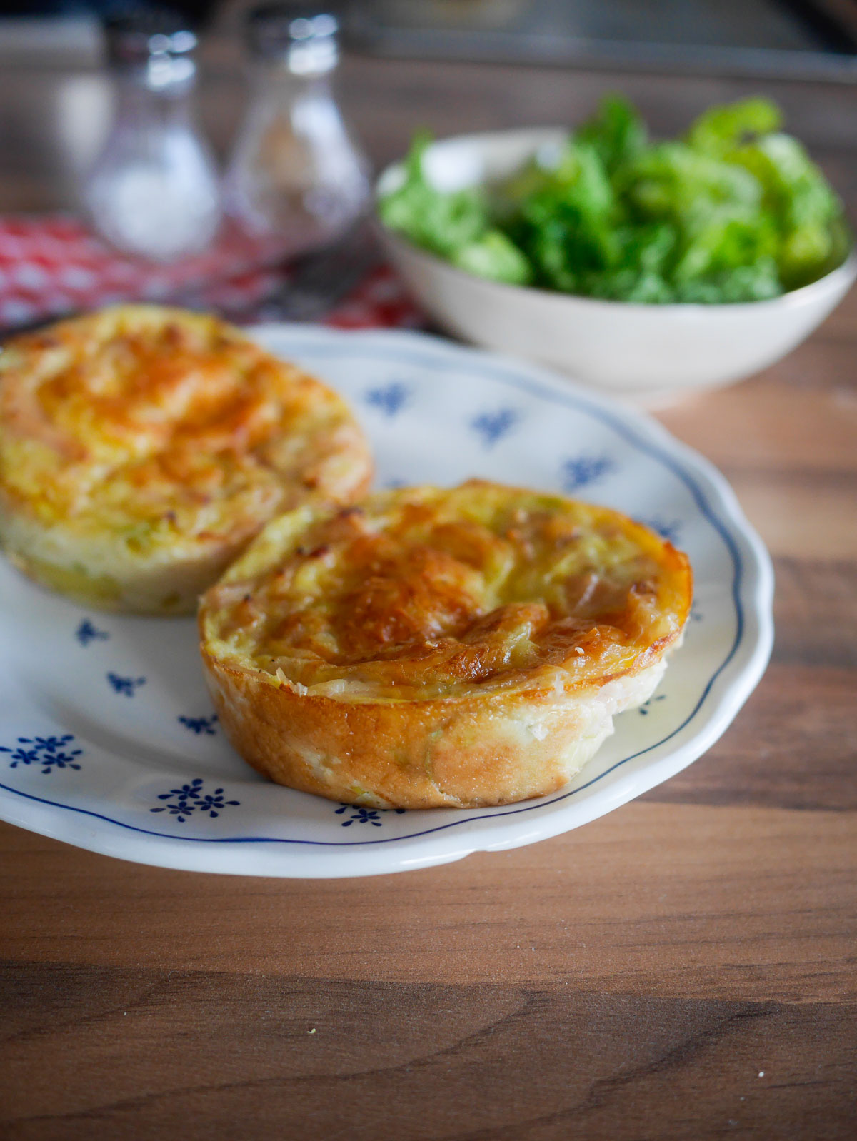 Mini quiches individuelles avec salade verte fraîche.