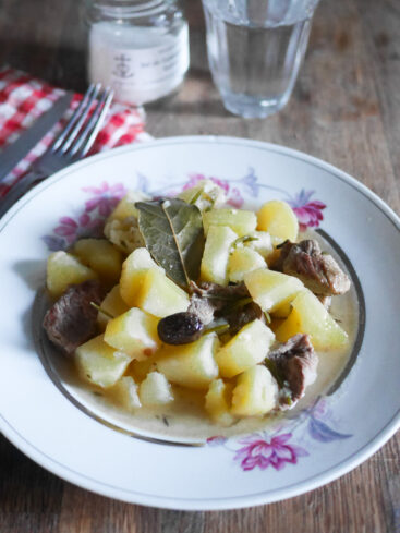 Plat de veau aux pommes de terre sur table.