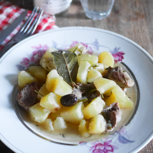 Plat de veau aux pommes de terre sur table.