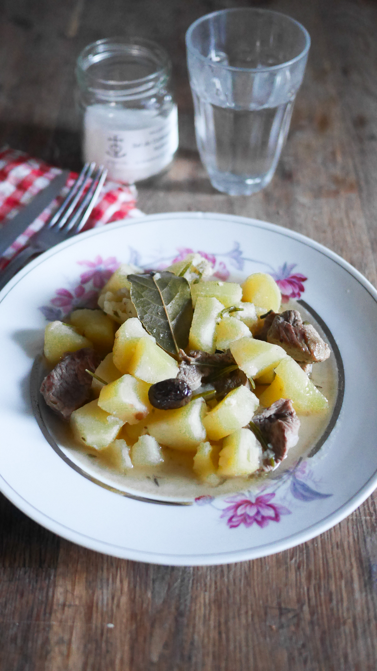 Plat de veau aux pommes de terre sur table.