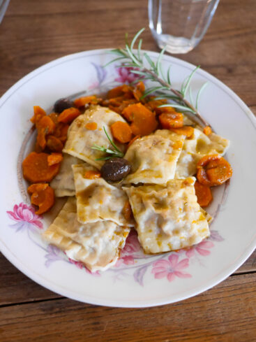Assiette de raviolis aux carottes et romarin