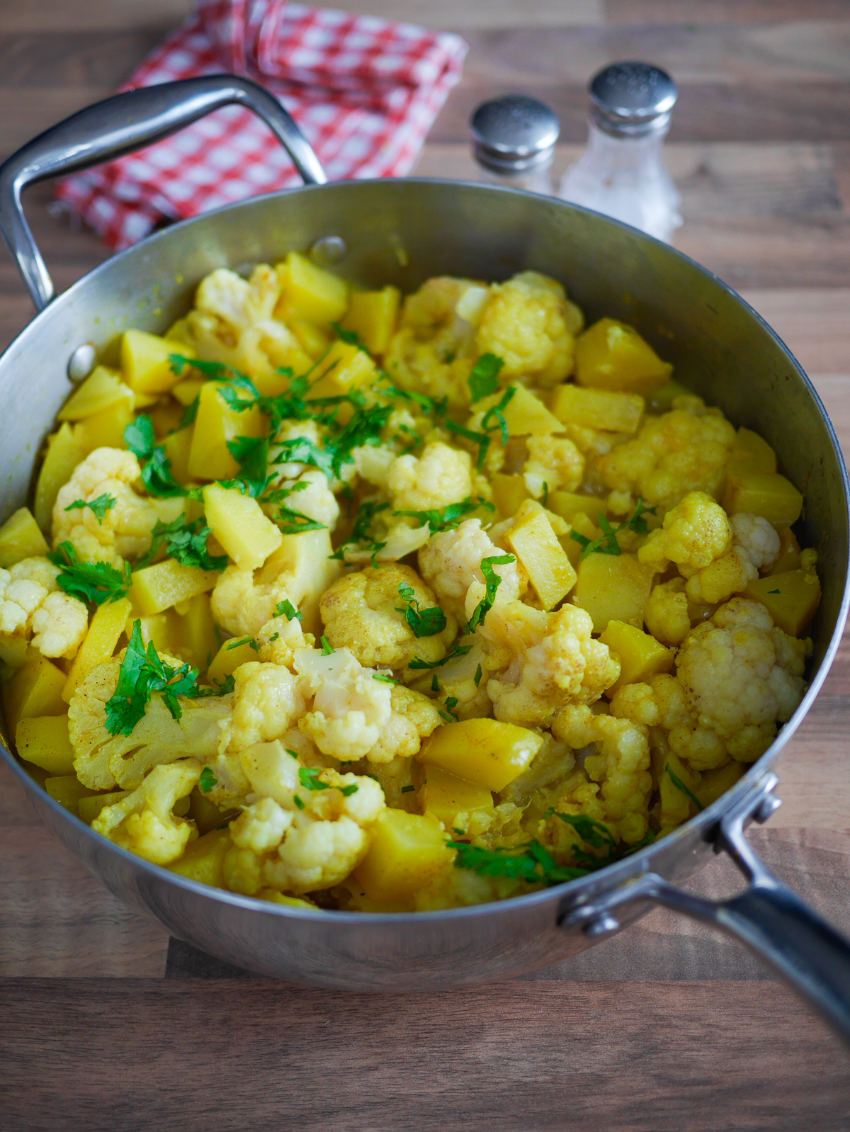 Curry de chou-fleur et pommes de terre en casserole.