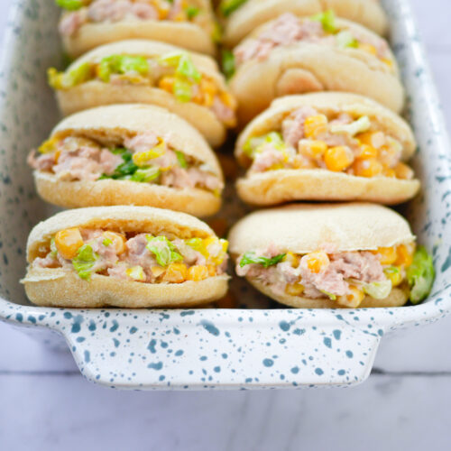 Plateau de mini-sandwichs au thon, maïs et salade