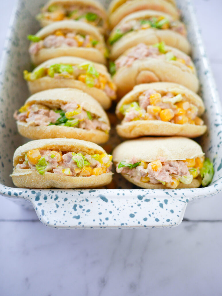 Mini batbout thon maïs avec salade mayonnaise et olives vertes