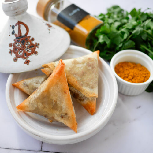 Samoussas, tajine et épices (curry, coriandre).
