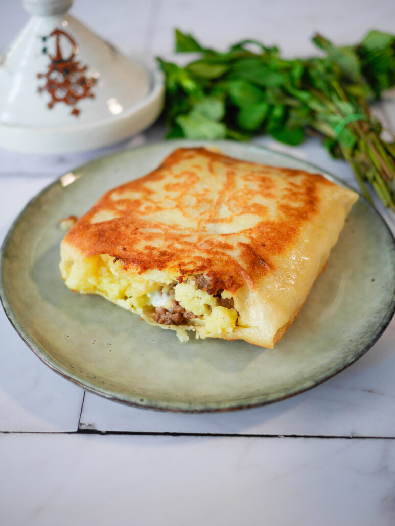 brick de ramadan à la viande hachée, et oeuf coulant lorsqu'on la découpe