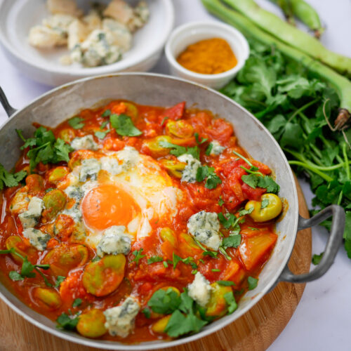 Tajine de fèves, tomate, œuf et bleu