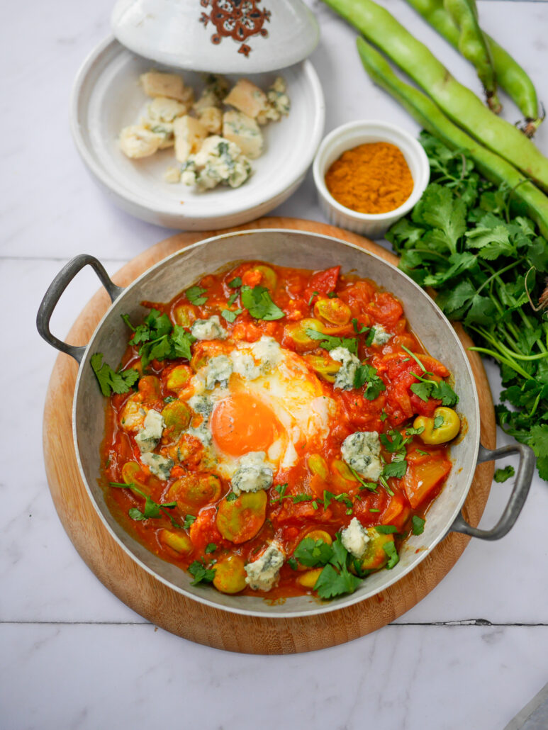 Chakchouka aux fèves, avec un oeuf cuit dans la sauce