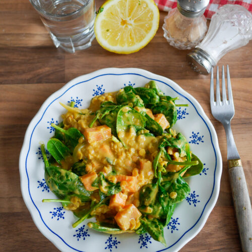 Plat de curry de lentilles à la patate douce et épinards.